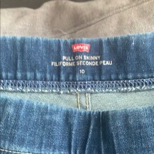 Women’s Levi’s pull on skinny jeans size 10